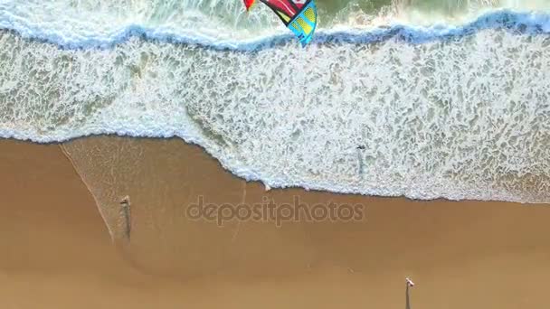 Le kitesurf des gens à la plage de Guincho — Video