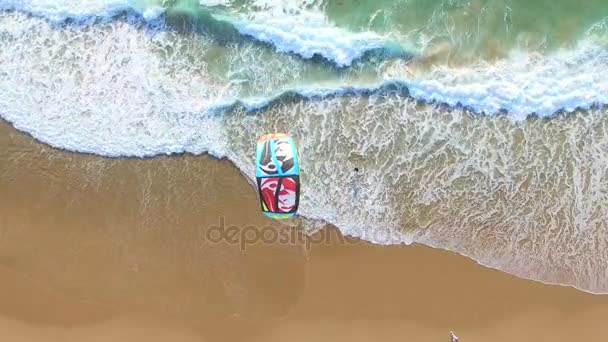 Persone che fanno kitesurf sulla spiaggia di Guincho — Video Stock
