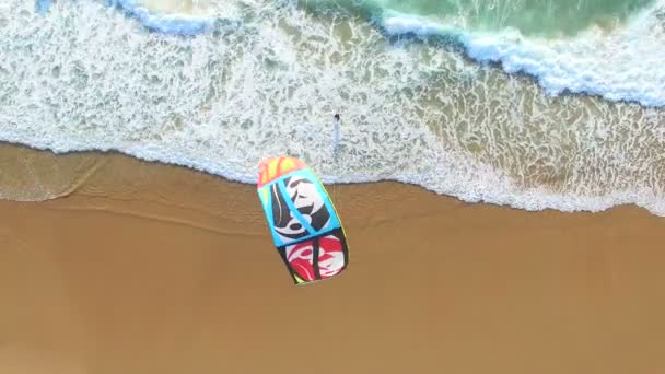 Gente haciendo kitesurf en la playa Guincho — Vídeo de stock