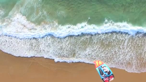 Pessoas kitesurf na praia do Guincho — Vídeo de Stock