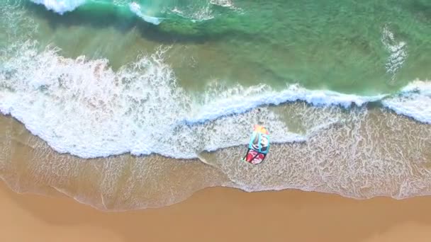 Orang-orang kitesurfing di Guincho Beach — Stok Video