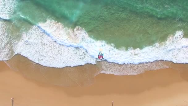 Personer kitesurfing på Guincho-stranden — Stockvideo