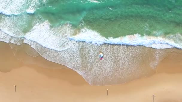 Pessoas kitesurf na praia do Guincho — Vídeo de Stock