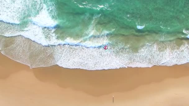 Pessoas kitesurf na praia do Guincho — Vídeo de Stock