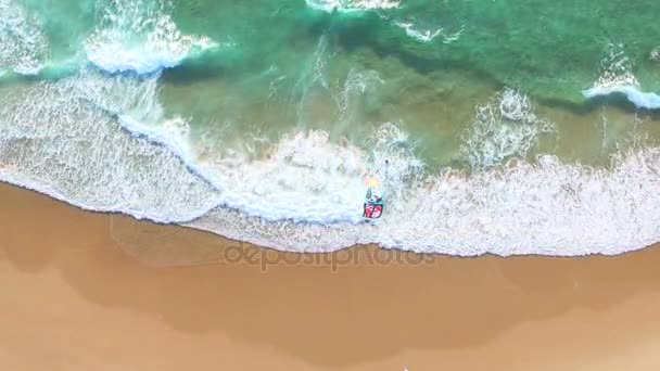 Le kitesurf des gens à la plage de Guincho — Video