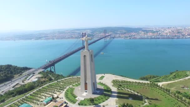 Christ the king mit blick auf lisbon — Stockvideo