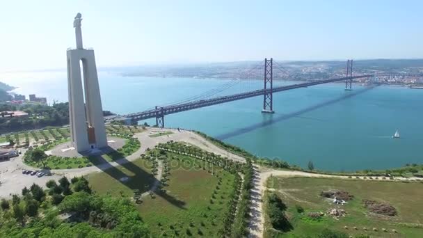 Kristus konungen med utsikt över Lissabon — Stockvideo