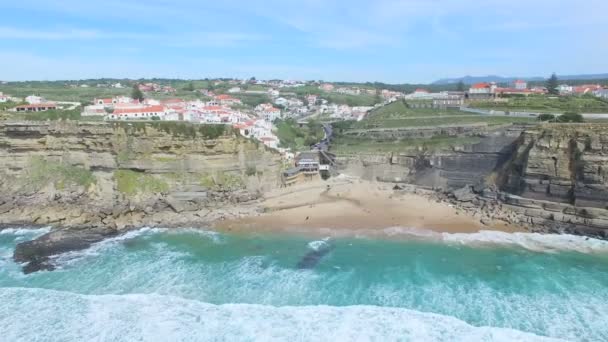 Stranden intill Azenhas do Mar Village — Stockvideo