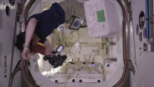 Астронавт на космической станции — стоковое видео