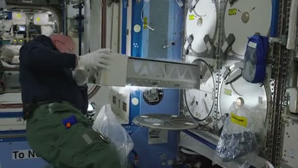 Astronauta en la estación espacial — Vídeo de stock