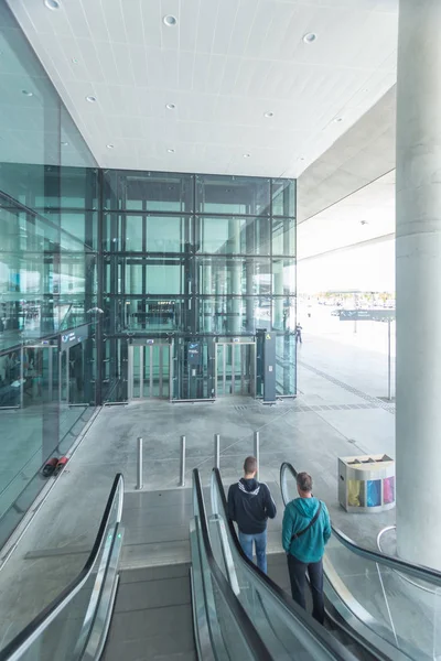 机场自动扶梯乘客 — 图库照片