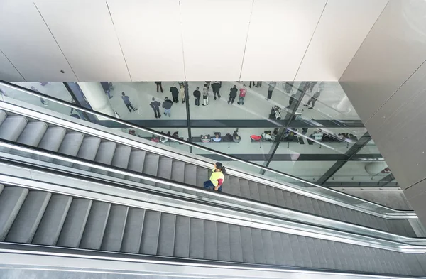 Passeggeri in attesa nella hall dell'aeroporto — Foto Stock