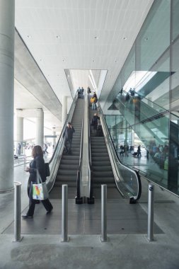  Yürüyen merdiven Havalimanı'nda yolcu
