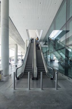  Yürüyen merdiven Havalimanı'nda yolcu