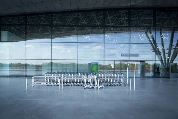 Trolley stand at the entrance of the airport — Stock Photo, Image