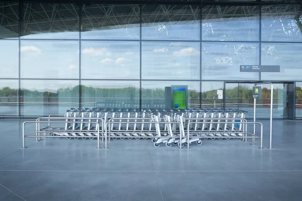 Trolley stand at the entrance of the airport — Stock Photo, Image