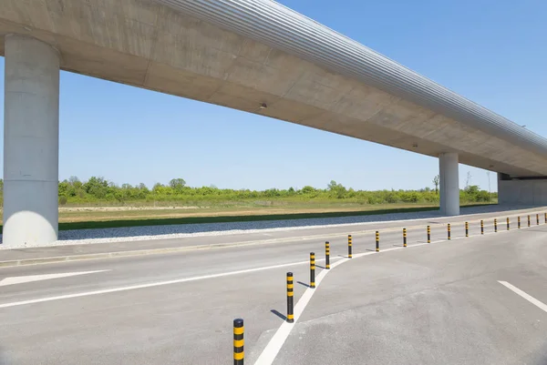 Vuelo sobre carretera en el aeropuerto — Foto de Stock