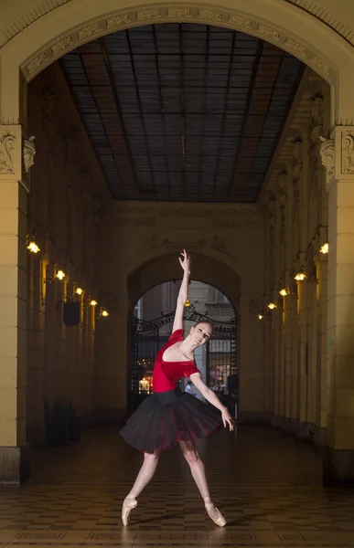 Балерина исполнитель в городе — стоковое фото
