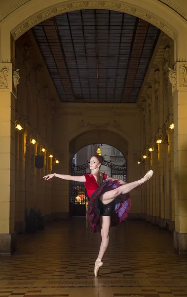 Ballerina performer in città — Foto Stock