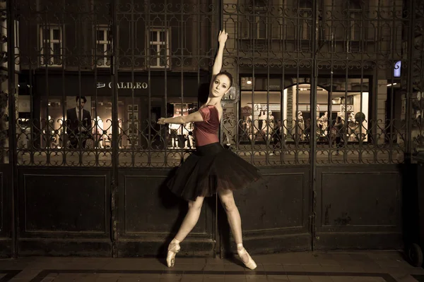 Ballerina performer in città — Foto Stock