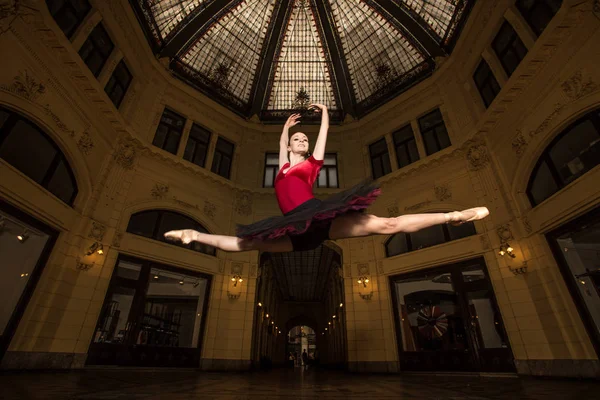 Ballerina performer in città — Foto Stock