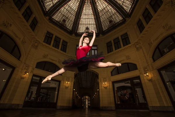 芭蕾舞演员在城市 — 图库照片