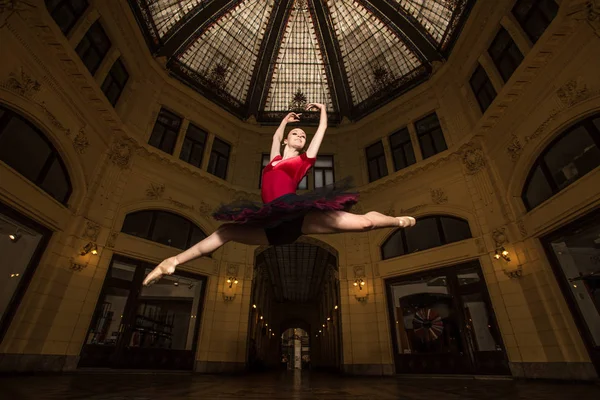 Ballerine interprète dans la ville — Photo