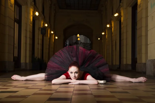 Ballerina in der Stadt — Stockfoto