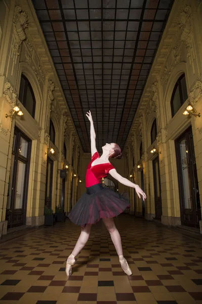 Ballerine interprète dans la ville — Photo