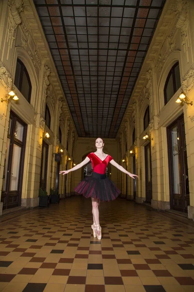 芭蕾舞演员在城市 — 图库照片