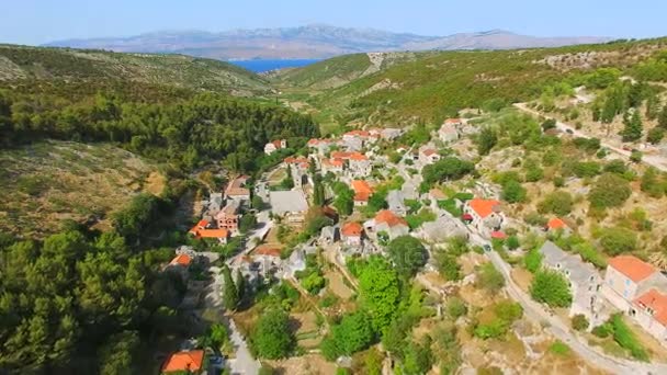 クロアチアのブラチ島の島で Dol の村の空撮 — ストック動画