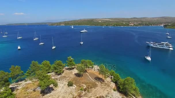 アドリア海のクロアチアの海岸沖でヨットの航空写真 — ストック動画