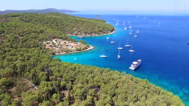 停泊在克罗地亚海岸亚得里亚海沿岸的船只鸟瞰图 — 图库视频影像
