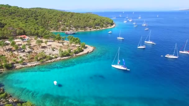 アドリア海のクロアチアの海岸に停泊させたボートの空撮 — ストック動画