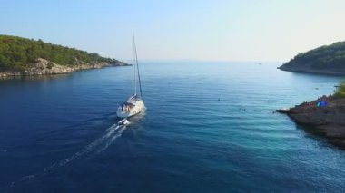 Yelkenli tekne ambarı'ndan denize çıkıyor havadan görünümü.