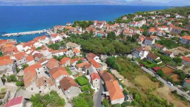 Vue Aérienne Petit Port Avec Des Bateaux Amarrés Dans Adriatique — Video