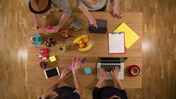 Timelapse View Desk Two Women Two Men Working Together — Stock Video