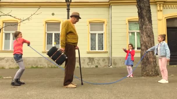 Gubbe Som Hoppar Ett Hopprep Med Tre Tjejer Gatan — Stockvideo