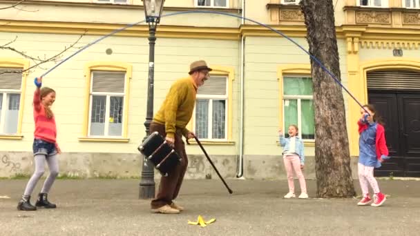 Gubbe Som Hoppar Ett Hopprep Med Tre Tjejer Gatan — Stockvideo