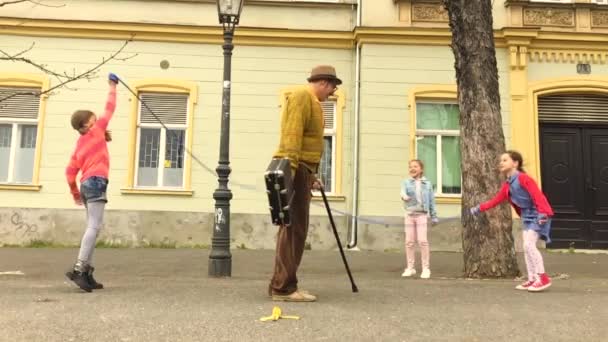 Gubbe Som Hoppar Ett Hopprep Med Tre Tjejer Gatan — Stockvideo