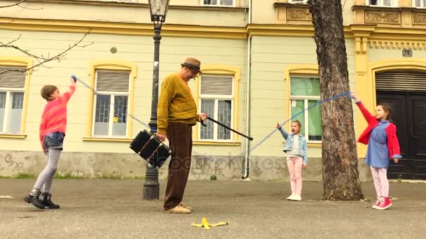 Gubbe Som Hoppar Ett Hopprep Med Tre Tjejer Gatan — Stockvideo