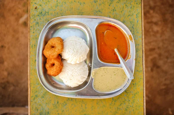 Traditionell indisk Thali mat på metallplatta. — Stockfoto