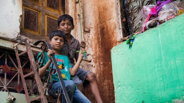 Dos chicos indios locales jugando en las calles de la capital . — Foto de Stock