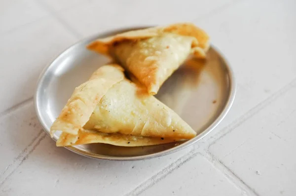 Zwei samosas auf metallschale in indien. — Stockfoto