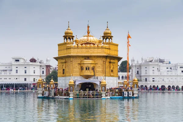 Poutníci v Golden Temple, nejsvatější Sikh gurdwara na světě. — Stock fotografie