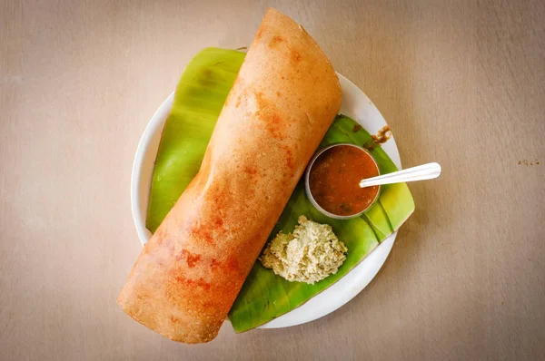 Traditionella södra Indiska ris Dosa på bananblad. — Stockfoto