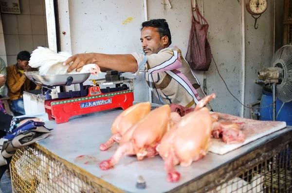 Poids de vendeur de rue poulet vivant sur la balance au stand de viande . — Photo