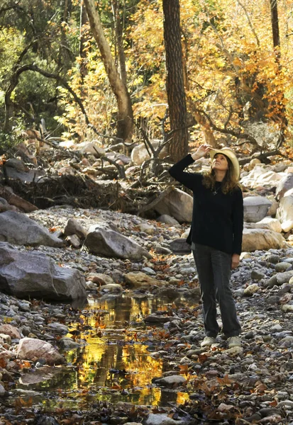 Cowgirl stoi przez potok jesienią — Zdjęcie stockowe
