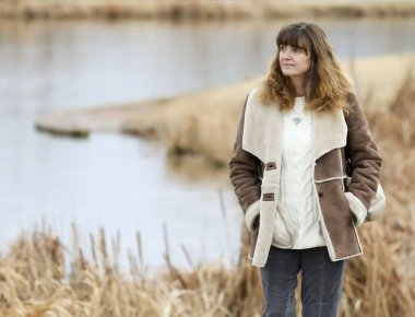 Bir göl çarpıcı bir orta yaşlı güzellik