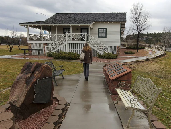 A Woman Tours the Rim Country Museum, Payson, Arizona — Stock Photo, Image